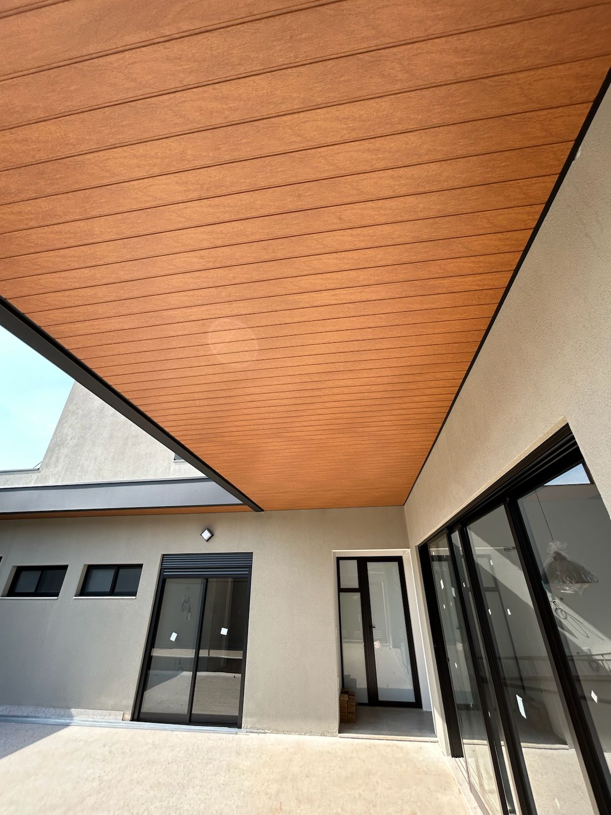 Beiral contemporâneo — Acabamento madeirado · Desenho linear