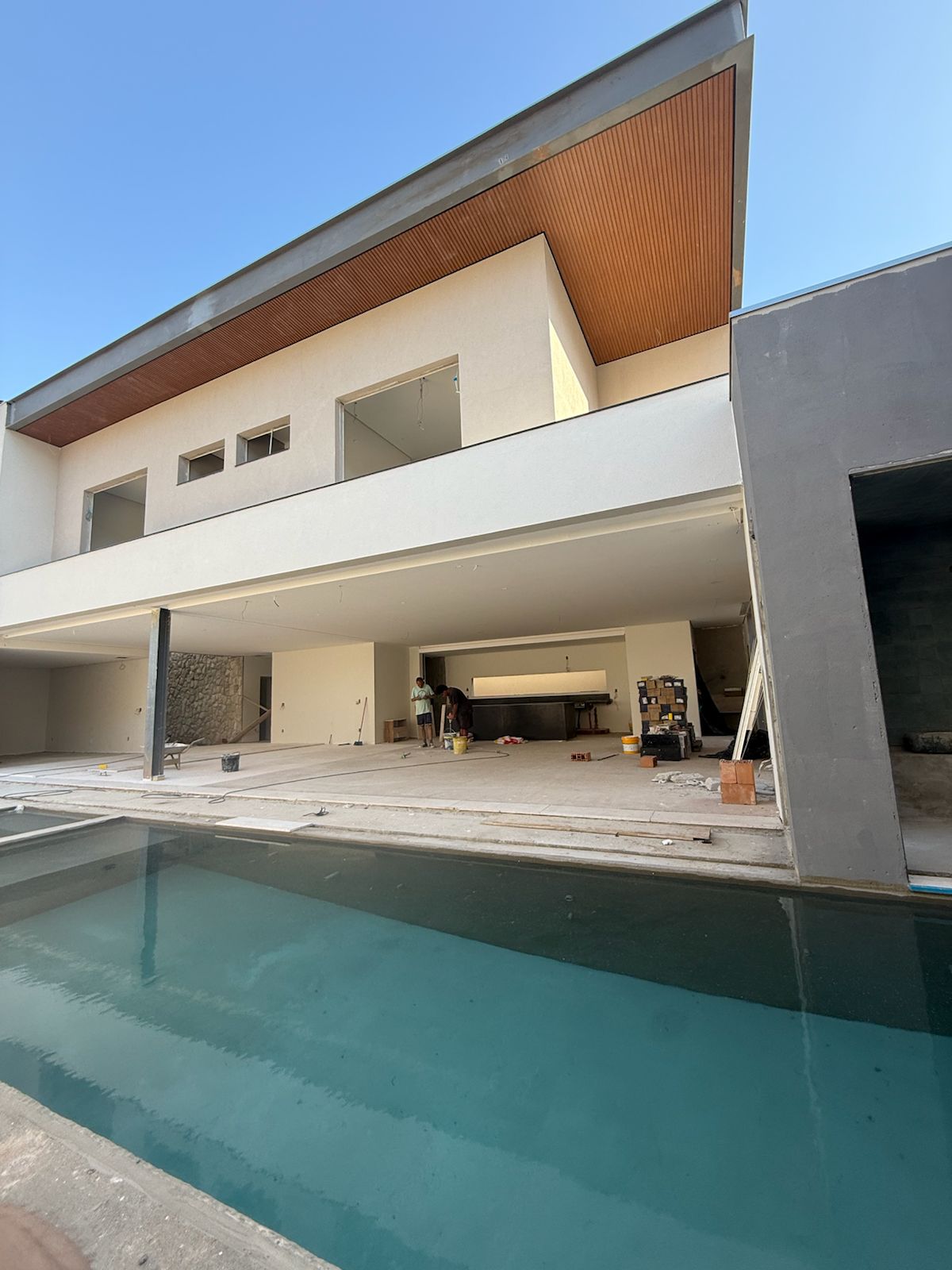 Residência em obra — Beiral ripado · Escala arquitetônica