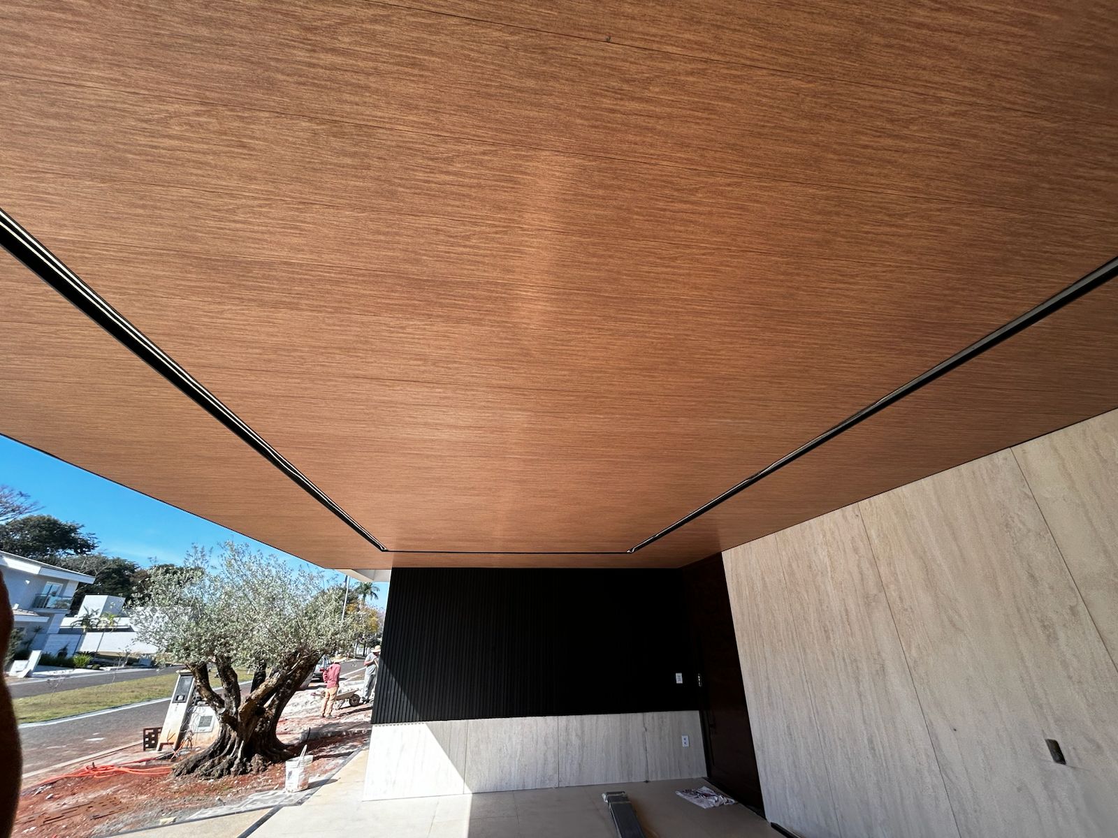 Detalhe de encontro — Revestimento liso · Acabamento preciso