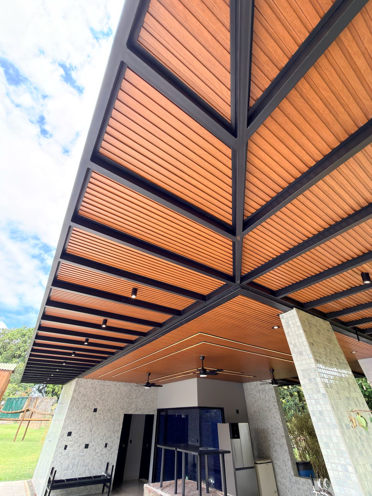 Pérgola residencial — Painel ripado · Estrutura metálica