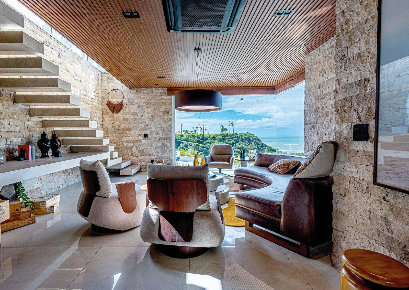 Living com vista — Forro ripado · Encontro com a pedra
