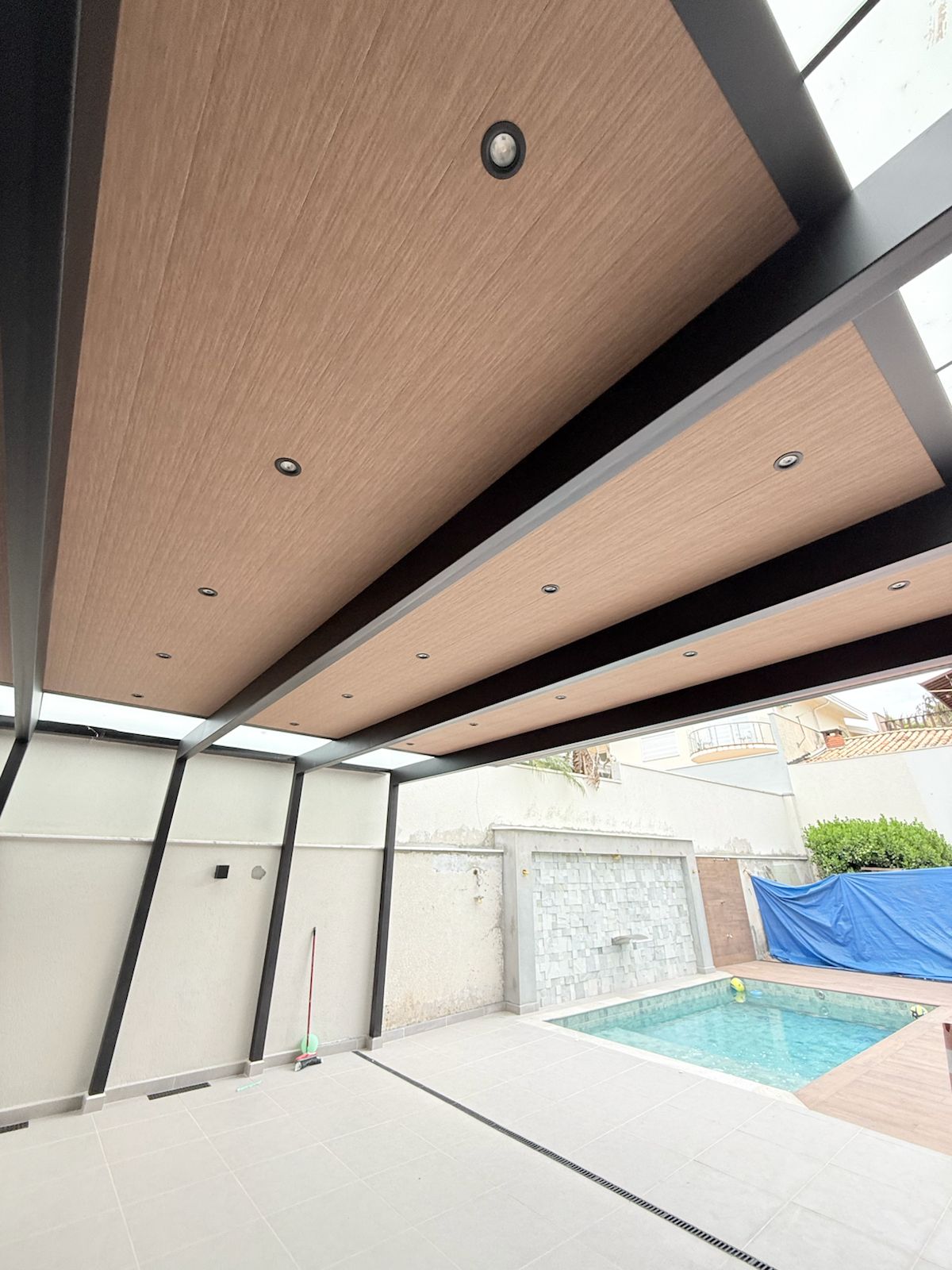 Área de piscina — Revestimento liso · Tom natural