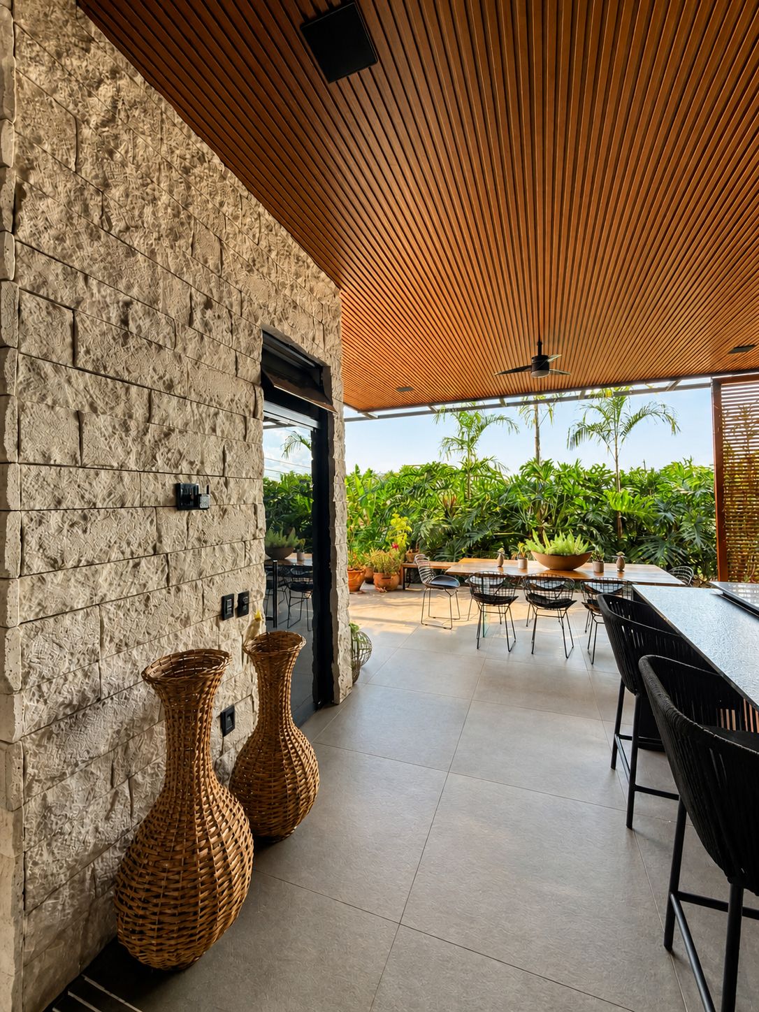 Espaço gourmet aberto — Ripado quente · Integração com a paisagem