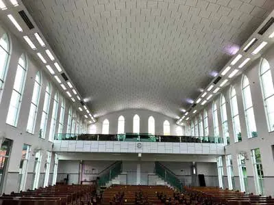 Cielorraso con paneles Chamfer en templo