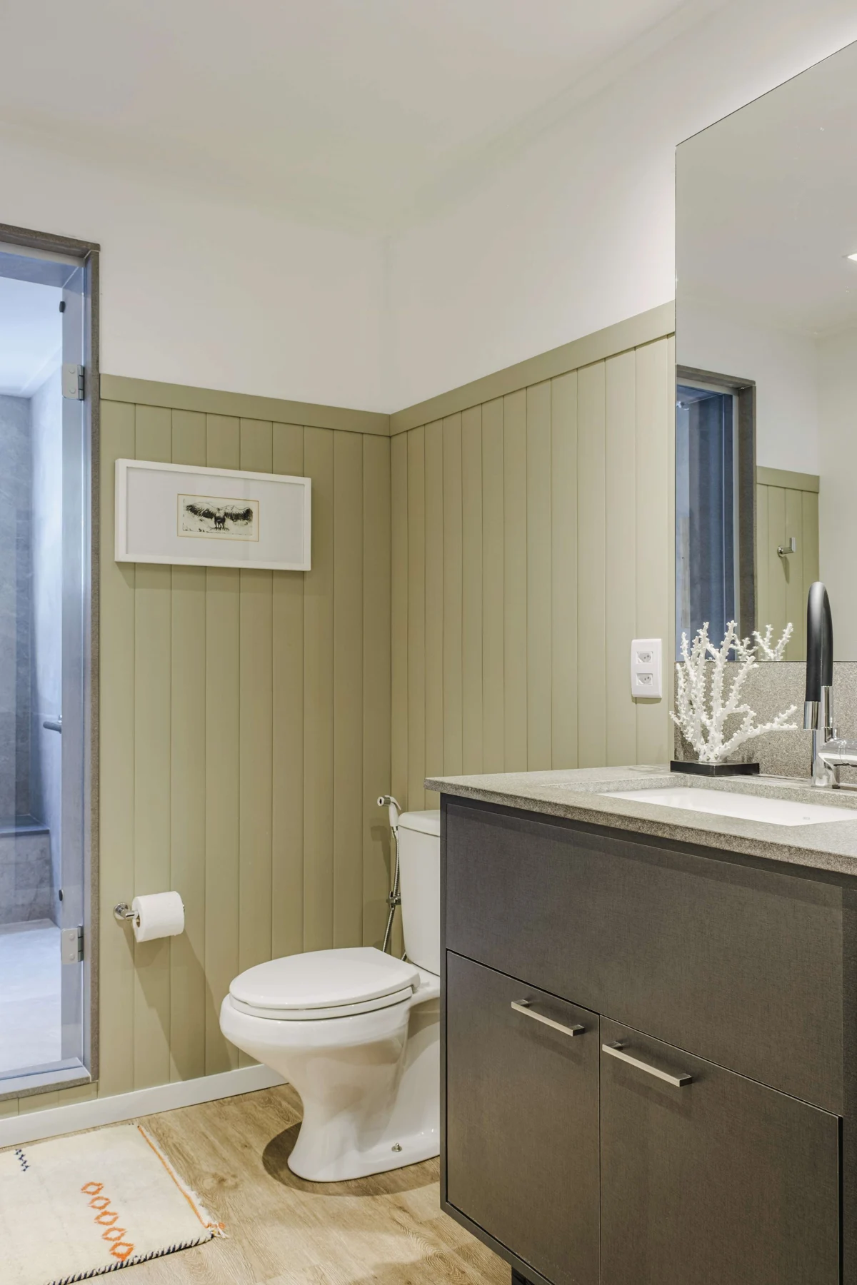Baño con revestimiento Revyl, espejo y mesada