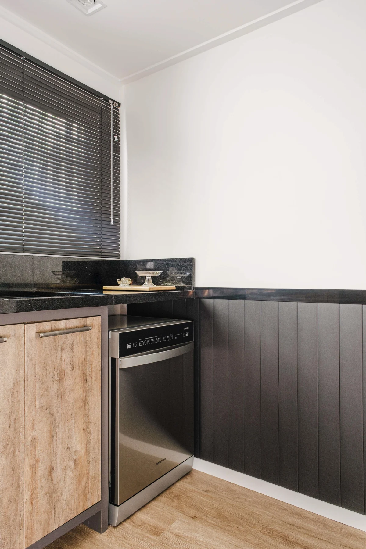 Cocina con revestimiento oscuro Revyl en sus paredes