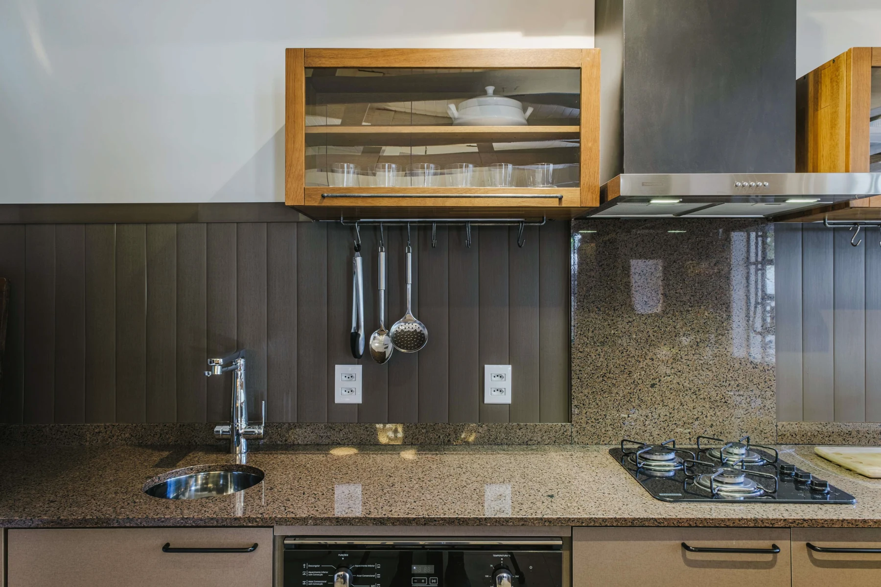 Detalle del revestimiento en una cocina con muebles de madera