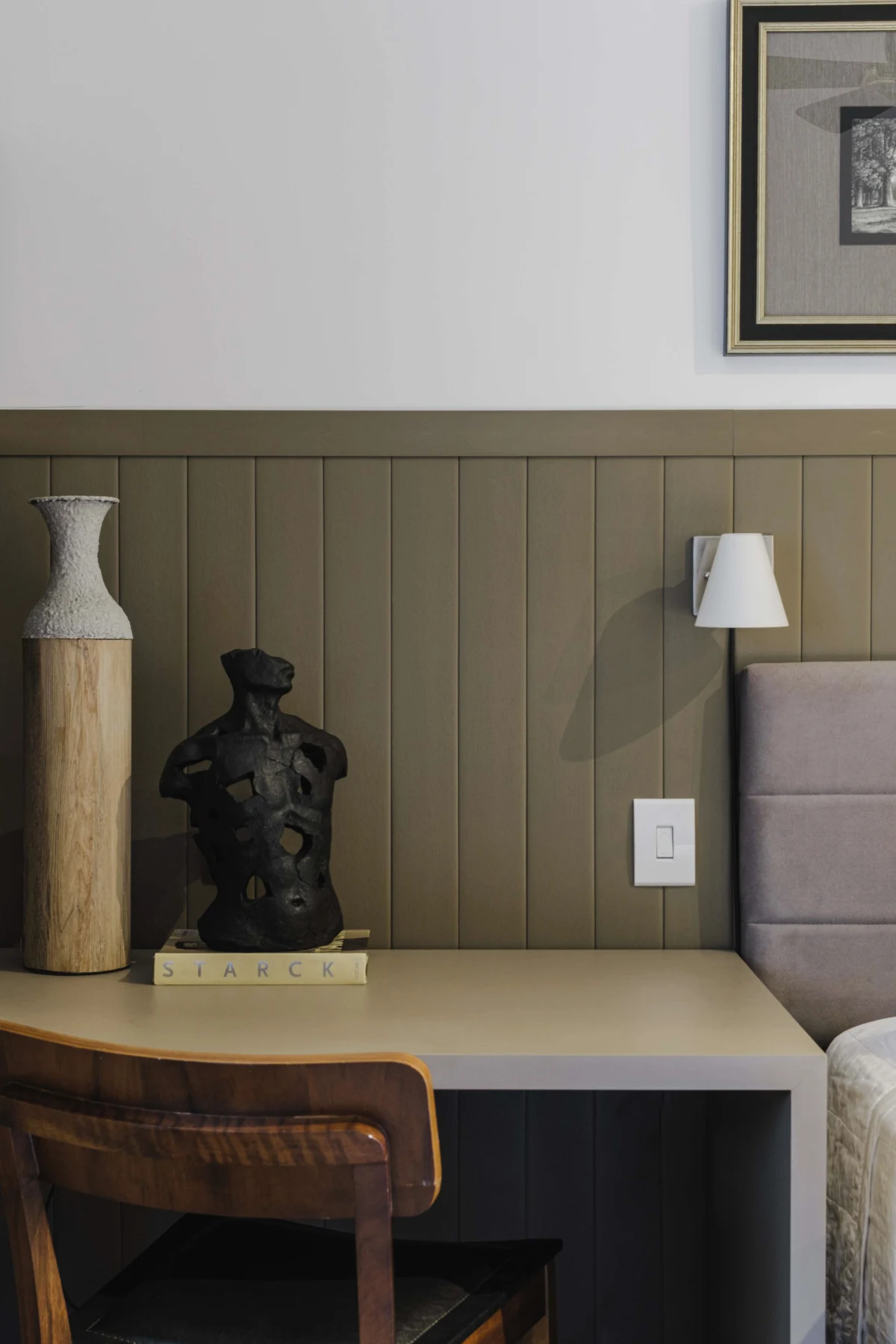 Rincón de living con revestimiento vinílico y objetos decorativos