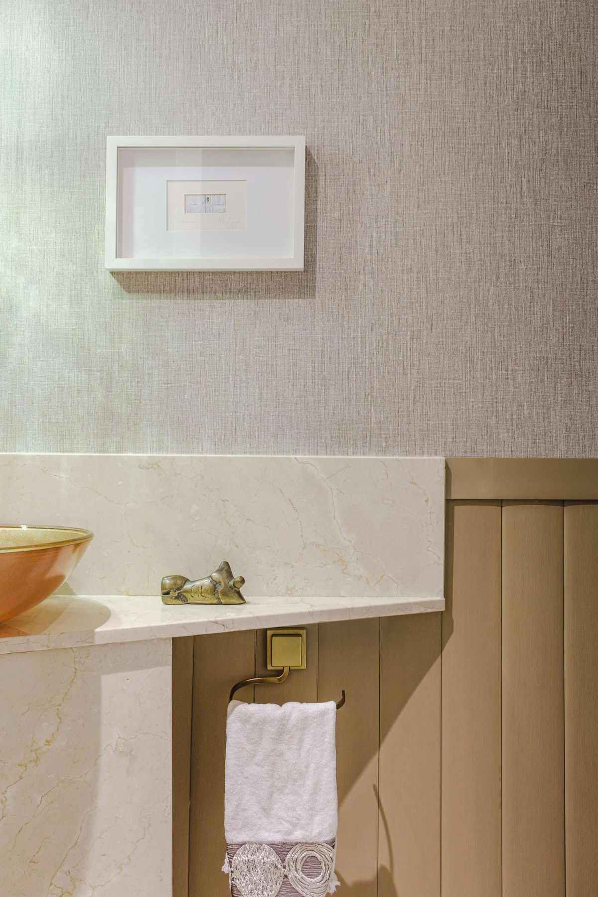 Detalle de revestimiento Revyl junto al tocador, con luz natural y accesorios de madera